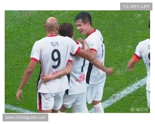 中澳之战韦世豪下场后沉迷刷懂球帝举动引发球迷现场热议风波持续发酵 中澳之战韦世豪下场后沉迷刷懂球帝举动引发球迷现场热议风波持续发酵