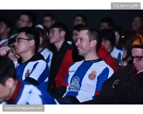 英雄联盟明星选手击掌球迷绕场一周现场氛围热烈爆棚